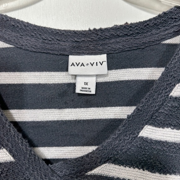 Woman’s long sleeve, V-neck shirt - Picture 3 of 4